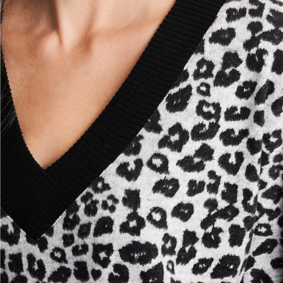 NWOT Vince Camuto M leopard print sweater - Picture 3 of 4